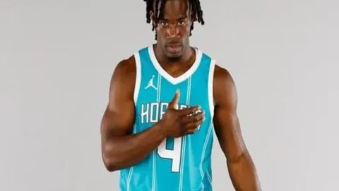 後防如铁壁般稳固